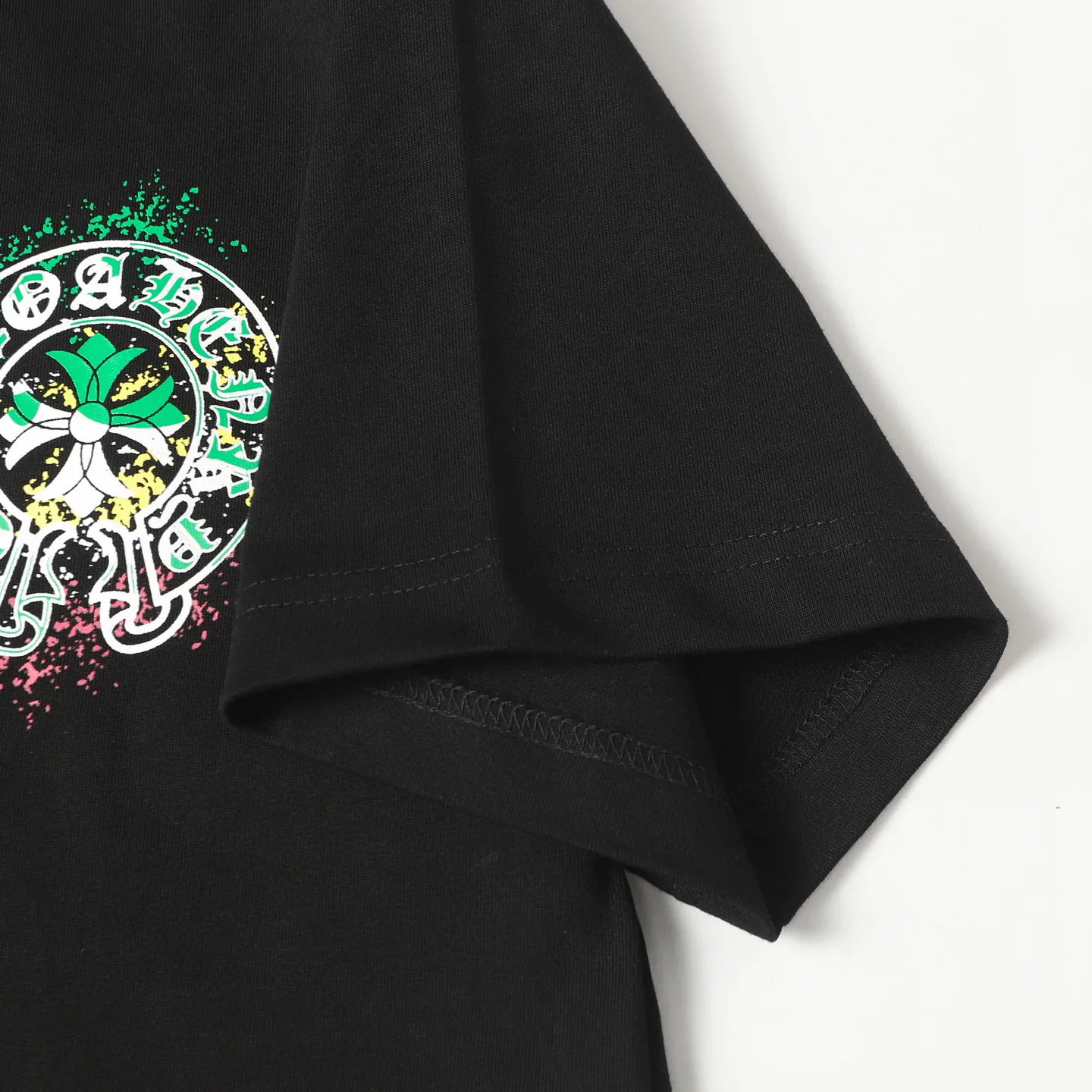 🅿️170 CHROME HEARTS/Chrome Heart CH spray-printed short-sleeved T-shirt The fabric is made of 280g heavy combed cotton, customized with 32 count 1*1 threads, and washed twice for ready-to-wear. The fabric is comfortable and skin-friendly without any strange feeling. Custom-dyed fabric, with high textile density, good drape, and not easy to deform. The thick texture and tight spinning process will not affect the breathability of the fabric. The color saturation is very high. Imported digital direct-injection printing technology. A versatile and good-looking short-sleeve. The loose version covers the flesh and makes you look slimmer. It is the same style for men and women. It has three complete standards. Color: Black-White Size: XS-L